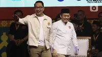 Pasangan calon gubernur-wakil gubernur DKI Jakarta nomor urut satu Ridwan Kamil (kiri) dan Suswono saat debat kedua Pemilihan Gubernur DKI Jakarta pada Pemilihan Kepala Daerah (Pilkada) Serentak 2024 di Beach City International Stadium, kawasan wisata Ancol, Jakarta Utara, Minggu (27/10/2024). (Liputan6.com/Angga Yuniar)