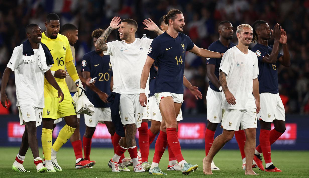 Para pemain Timnas Prancis merayakan kemenangan 2-0 atas Republik Irlandia usai laga Grup B Kualifikasi Euro 2024 di Parc des Princes Stadium, Paris, Jumat (8/9/2023) dini hari WIB. (AFP/Anne-Christine Poujoulat)