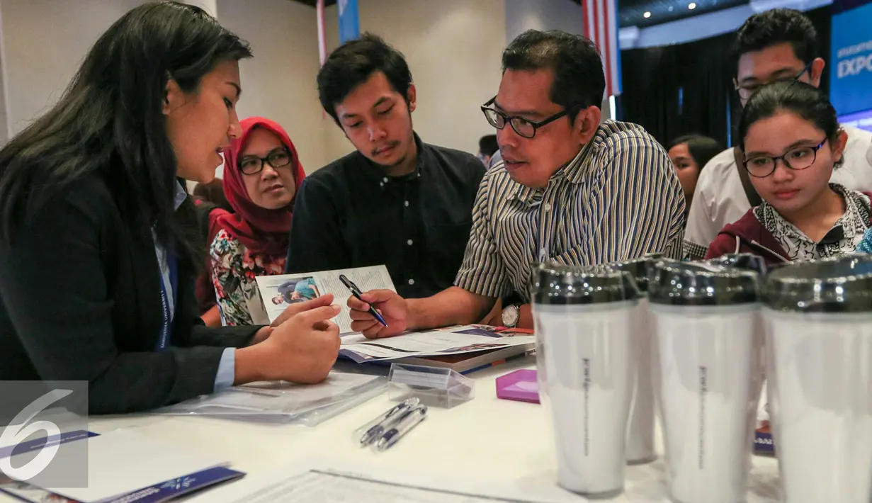 Orang tua peserta Sampoerna education expo saat konsultasi mengenai sistem pendidika Sampoerna University, Jakarta, sabtu (5/3). Sampoerna University gelar educatin expo untuk memberikan pemahaman jalur pendidikan di Amerika. (Liputan6.com/Yoppy Renato)