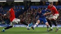 Gelandang muda Chelsea, Billy Gilmour,  berebut bola dengan pemain Manchester United, Fred dan Scott McTominay dalam babak keempat Carabao Cup di Stamford Bridge, Rabu (30/10/2019). MU melaju ke perempat final Carabao Cup setelah membekuk Chelsea 2-1. (AP/Ian Walton)