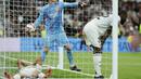 Ekspresi kecewa pemain Real Madrid, Antonio Rudiger (kanan), Andriy Lunin (tengah), dan Lucas Vazquez (kiri) setelah kebobolan oleh pemain Barcelona saat laga lanjutan Liga Spanyol 2024/2025 di Santiago Bernabeu, Madrid, Spanyol, Minggu (27/10/2024) WIB. (AFP/Oscar Del Pozo)