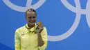 Senyum bahagia perenang Swedia Sarah Sjostrom di podium dengan medali emas renang nomor 100 meter gaya kupu-kupu yang diraihnya pada Olimpiade 2016 di Rio de Janeiro, Minggu (7/8). Sjostrom memecahkan rekor dunianya atas namanya sendiri (Odd Andersen/AFP)