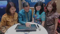 CEO Citi Indonesia Batara Sianturi (dua kiri), Retail Bank Head Citi Indonesia Rustini Dewi (dua kanan) usai resmikan Citi Smart Branch, Jakarta,(30/10/2015). Citi Bank ingin menghadirkan inovasi terbaik untuk nasabahnya. (Liputan6.com/Angga Yuniar)