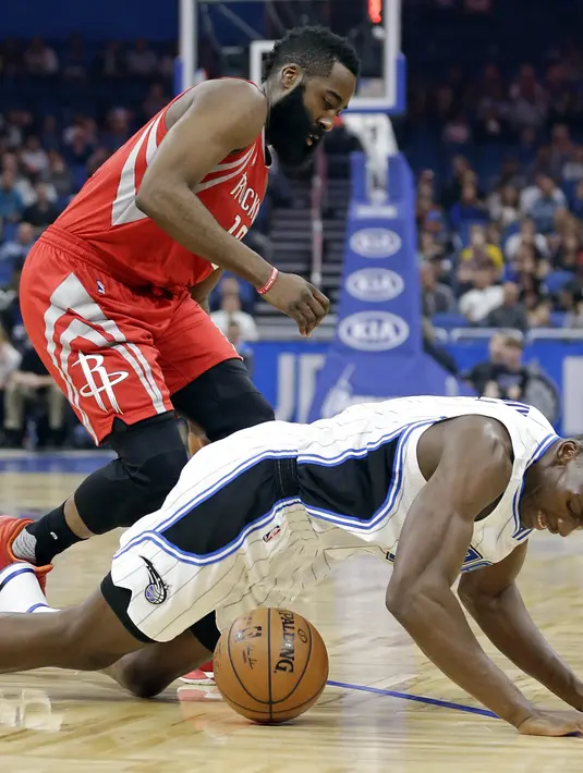 Pemain Houston Rockets, James Harden (kiri) berebut bola dengan pemain Orlando Magic,  Bismack Biyombo pada laga lanjutan NBA  basketball game di Amway Center, (6/1/2017), Orlando. Houston Rockets menang 100-93. (AP/John Raoux)