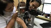 Asri Welas memperlihatkan foto anak keduanya, Ibran sebelum operasi mata pada Juli 2017. (Instagram - @asri_welas)