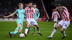 Pemain Brighton and Hove Albion Jan Paul van Hecke (kiri) berebut bola dengan pemain Stoke City Lewis Baker (kedua kiri) pada pertandingan sepak bola putaran kelima Piala FA di Stadion bet365, Stoke on Trent, Inggris, 28 Februari 2023. Brighton and Hove Albion mengalahkan Stoke City dengan skor 1-0. (Oli SCARFF/AFP)