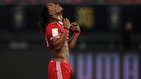 Gelandang Bayern Munchen, Renato Sanches, saat tampil melawan Arsenal pada laga persahabatan di Shanghai, Rabu (19/7/2017). (AFP/Johannes Eisele)