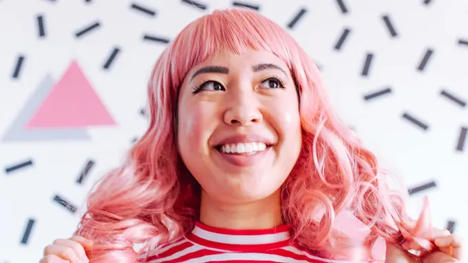 bahagia tersenyum apa adanya eksentrik bertato rambut merah muda