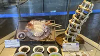 Foto ini diambil pada 17 Agustus 2022 menunjukkan sampel makanan plastik dalam persiapan untuk pameran yang diselenggarakan oleh Grup Iwasaki Jepang di Tokyo. (KAZUHIRO NOGI / AFP)
