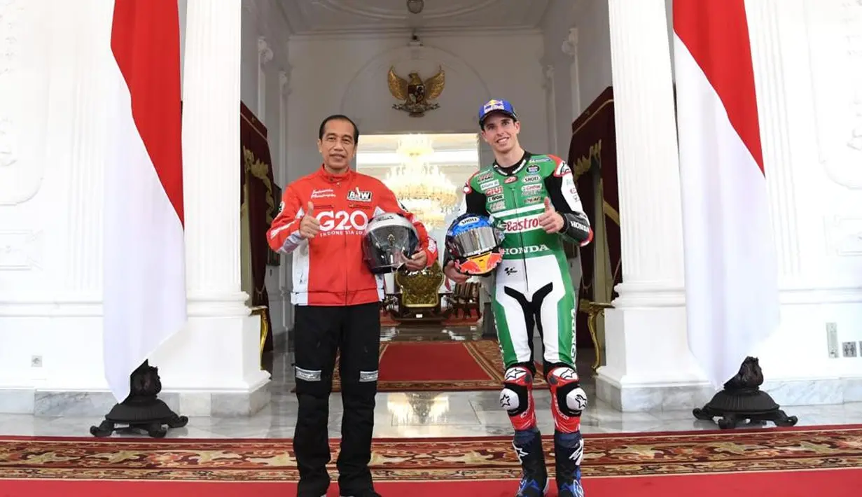 Presiden Joko Widodo berfoto dengan pembalap LCR Honda Castrol, Alex Marquez di Istana Merdeka, Jakarta, Rabu (16/3/2022). Para pembalap datang dengan memakai setelah baju khusus balap motor yang akan dipakai dalam Grand Prix Indonesia di Mandalika pada 20 Maret 2022 (Lukas - Biro Pers/Setpres)