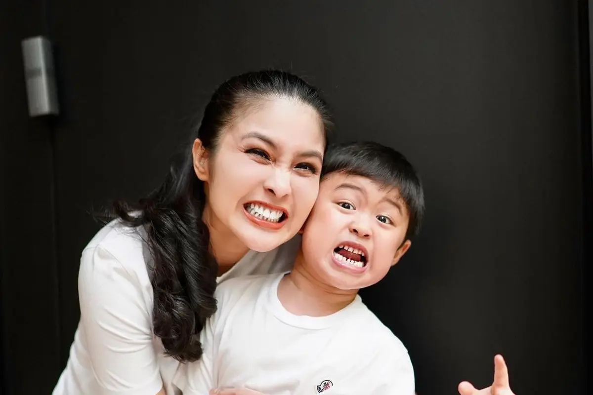 6 Potret Sandra Dewi Saat Main Bersama Anak Pertamanya Raphael Moeis