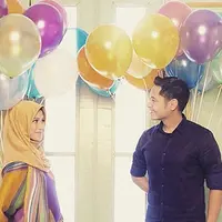 Dude Harlino memamerkan kemesraan dengan Alyssa Soebandono lewat foto di akun Instagramnya.