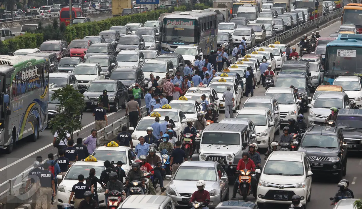 Arus lalu lintas di sepanjang tol dalam kota dan Jalan Gatot Subroto, Jakarta, mengalami kemacetan parah, Selasa (22/3). Ribuan sopir taksi memblokir jalan protokol tersebut hingga membuat kendaraan lain tidak bisa lewat. (Liputan6.com/Immanuel Antonius)