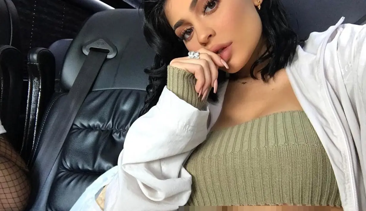 Ketika biasanya ia memamerkan bentuk tubuhnya yang indah, kini Kylie Jenner tak lagi melakukannya. (instagram/kyliejenner)
