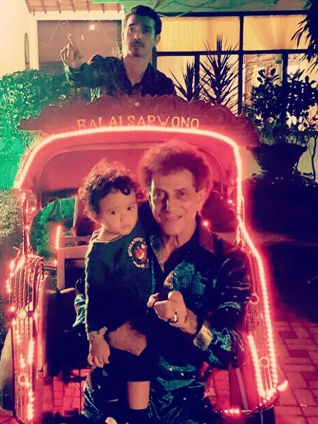 Potret Achmad Albar bersama sang cucu