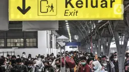 Penumpang kereta api jarak jauh saat tiba di Stasiun Pasar Senen, Jakarta Pusat, Senin (9/5/2022). PT Kereta Api Indonesia (KAI) mengungkapkan gelombang arus balik pemudik pada H+7 Lebaran 2022 terpantau masih tinggi. Tercatat sebanyak 40.800 penumpang tiba pada hari Senin ini dikarenakan penundaan waktu sekolah dan pelaksanaan Work From (WFH). (merdeka.com/Iqbal S Nugroho)
