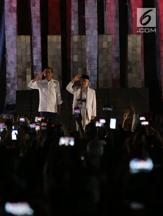 Capres Joko Widodo dan Cawapres Ma'ruf Amin menyapa relawan di Tugu Proklamasi, Jakarta, Jumat (21/9). Jokowi dan Ma'aruf Amin Akan menuju ke KPU untuk mengambil nomor urut Pilpres pasangan Capres dan Wapres periode 2019-2024. (Merdek.com/Imam Buhori)