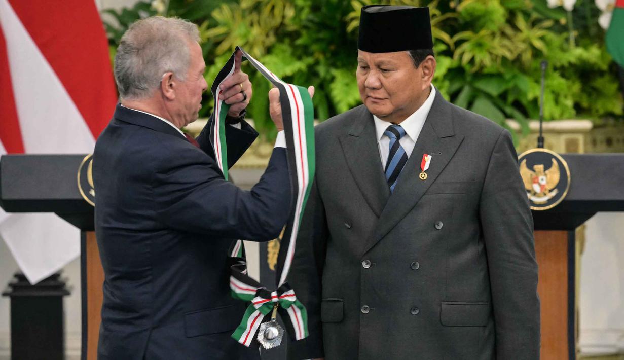 Presiden Republik Indonesia Prabowo Subianto (kanan) menerima penghargaan Bejeweled Grand Cordon of Al-Nahda (Ordo Kebangkitan Yordania) dari Raja Yordania Abdullah II di Istana Kepresidenan, Jakarta, Jumat 14 November 2025. Bejeweled Grand Cordon of Al-Nahda (Ordo Kebangkitan Yordania) adalah tanda kehormatan tertinggi dari Kerajaan Yordania. (BAY ISMOYO/AFP)