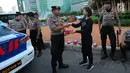 Relawan TKN Jokowi-Ma'ruf Amin membagikan makanan berbuka puasa kepada aparat kepolisian yang melakukan penjagaan di kawasan Bundaran HI, Jakarta, Jumat (24/5/2019). Kegiatan ini sebagai bentuk kepedulian untuk aparat yang telah menjaga keamanan di Jakarta. (Liputan6.com/Angga Yuniar)