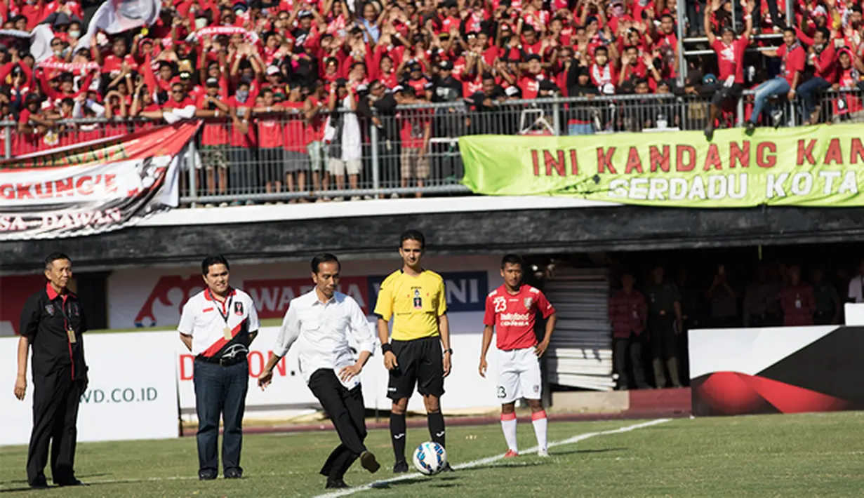 Presiden Joko Widodo menendang bola pada pembukaan Piala Presiden 2015 di Stadion Kapten I Wayan Dipta, Bali, Minggu (30/8/2015). (Bola.com/Vitalis Yogi Trisna)