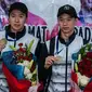 Kevin Sanjaya Sukamuljo dan Marcus Fernaldi Gideon memamerkan medalinya saat tiba di Bandara Internasional Soekarno Hatta, Tangerang, Banten, Selasa (14/3). Kevin dan Marcus adalah juara ganda putra All England 2017. (Liputan6.com/Gempur M Surya)