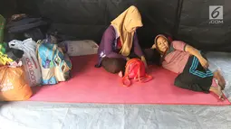 Korban kebakaran bersitirahat di posko pengungsian SDN 10/11 Pagi Cipinang Utara, Jakarta, Selasa (20/8/2019). Puluhan warga terdampak kebakaran di Kawasan Prumpung, Jatinegara saat ini masih sangat membutuhkan bantuan seperti alas tidur dan popok bayi. (Liputan6.com/Herman Zakharia)