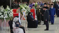 Presiden Republik Indonesia, Prabowo Subianto (kedua dari kanan) memberi hormat saat menghadiri upacara penghormatan militer kepada jenazah personel pasukan penjaga perdamaian yang tergabung dalam United Nations Interim Force in Lebanon (UNIFIL) setibanya di Bandara Internasional Soekarno-Hatta, Tangerang, Banten, Sabtu, 4 April 2026. Tiga jenazah prajurit Tentara Nasional Indonesia (TNI) yang tergabung dalam Kontingen Garuda untuk United Nations Interim Force in Lebanon (UNIFIL) tiba di Bandara Internasional Soekarno-Hatta, Tangerang, Banten, Sabtu 4 April 2026 sore, sekitar pukul 18.00 WIB. (AP Photo/Achmad Ibrahim)