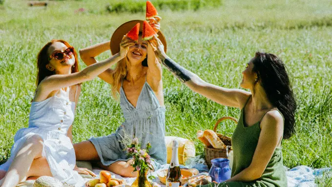 teman perempuan bahagia piknik