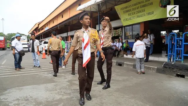 Belasan anggota pramuka disiagakan membantu pemudik di Terminal Kampung Rambutan.