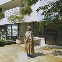 Midi dress dengan detail ruffle dan celana jeans adalah outfit yang tepat untuk kamu berhijab. (instagram/natasharizkynew)