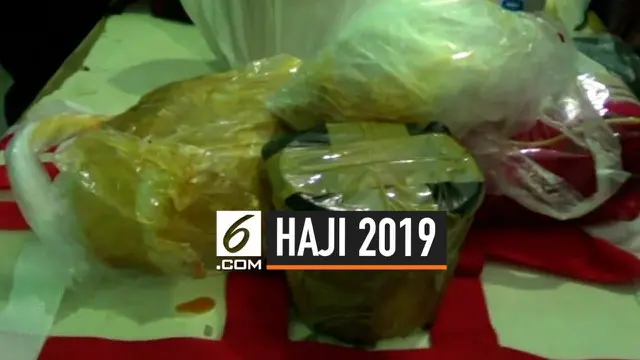 Petugas haji menyita sambal terasi dari koper jemaah asal Madiun. Petugas menemukan sambal dalam kondisi tumpah dan mengenai sebagian pakaian milik jemaah haji.