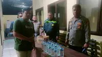 Razia di sejumlah warung, Polres Bitung mengamankan puluhan liter miras Cap Tikus.