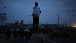 Pagi hari 9 Juni 2025, warga Gaza ramai-ramai menuju lokasi distribusi bantuan kemanusiaan di kamp Bureij, Jalur Gaza Tengah, yang berbulan-bulan diblokade Israel. (Eyad BABA/AFP)