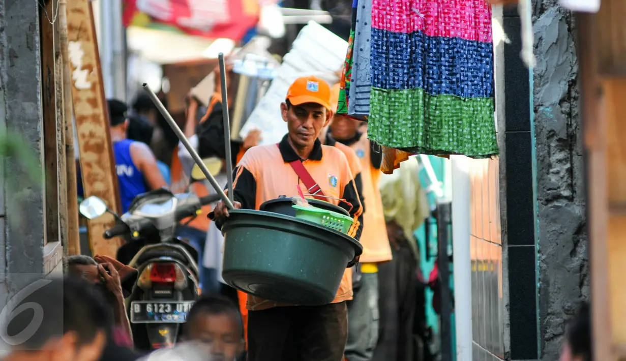 Seorang pria memindahkan barang-barang dari rumahnya di kawasan Pasar Ikan, Penjaringan, Jakarta, Rabu (6/4). Pemprov DKI telah mengeluarkan SP2 kepada warga Pasar Ikan untuk segera mengosongkan dan meninggalkan kawasan itu (Liputan6.com/Yoppy Renato)