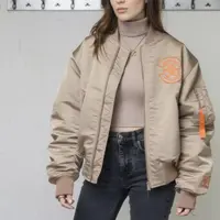 Sontek 6 ide mix and match bomber jacket ini agar tampilanmu makin stylish di berbagai occasion. (Foto/Dok: freepik.com/zaramalik58717)