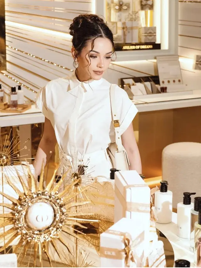 Para Artis Kenakan Tas Dior saat Hadir di Dior Beauty Holiday 2024.