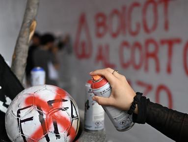 Sejumlah aktivis menggelar aksi Anti-Piala Dunia 2026 di luar Stadion Azteca, Meksiko pada Rabu (27/05/2026) waktu setempat. (AFP/Yuri Cortez)
