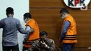 Dua tersangka kasus dugaan suap terkait pelaksanaan berbagai proyek infrastruktur di Kabupaten Maberamo Tengah, Papua yang melibatkan Bupati Mamberamo Tengah, Ricky Ham Pagawak digiring petugas usai rilis penahanan di Gedung KPK, Jakarta, Kamis (8/9/2022). Terkait kasus tersebut, KPK menahan Dirut PT Bina Karya Raya, Simon Pampang dan Jusie Andra Pribadi Pampang (Direktur PT Bumi Abadi Perkasa). (Liputan6.com/Helmi Fithriansyah)
