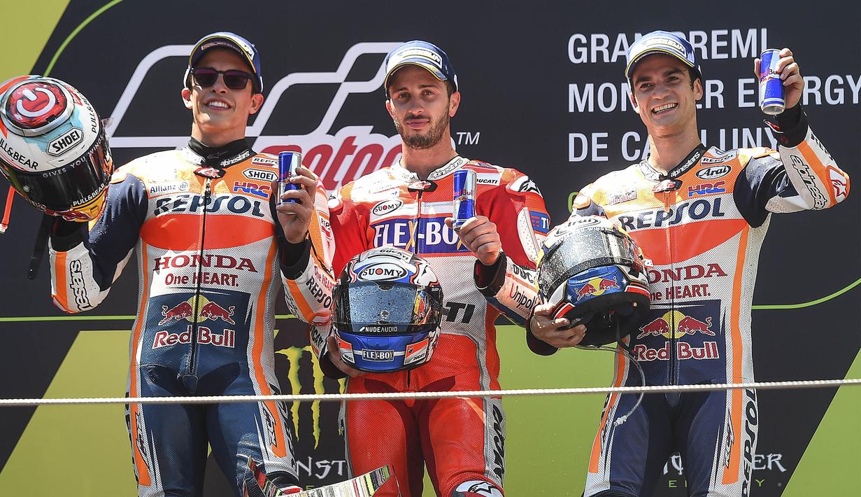 Pebalap Ducati, Andrea Dovizioso, besama pebalap Repsol Honda, Marc Marquez dan Dani Pedrosa, merayakan podium di MotoGP Catalunya, Spanyol, Minggu (11/6/2017). Dovizioso juara dengan waktu 44 menit 41,518 detik. (AFP/Josep Lago)