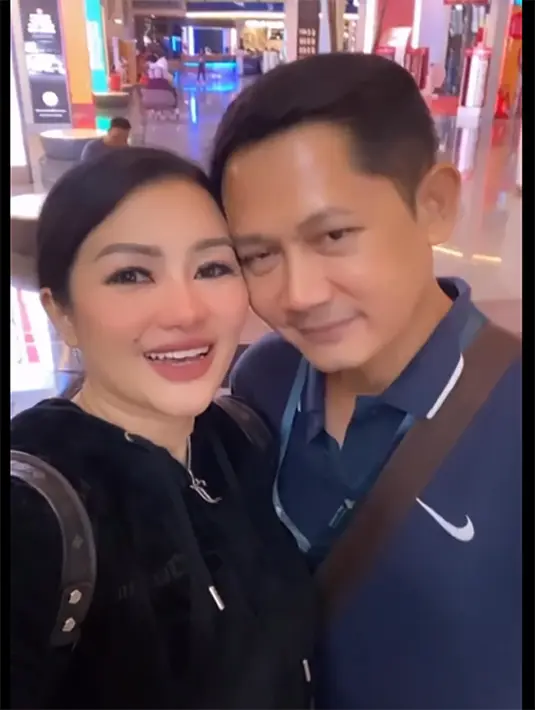 Penyanyi dangdut Fitri Carlina menyusul suami Hendra Sumendap ke Oman. Saat baru dua hari di negara tersebut, Fitri mengaku terharu dengan sikap salah satu warga Oman yang memotretnya diam-diam. [Instagram/fitricarlina]