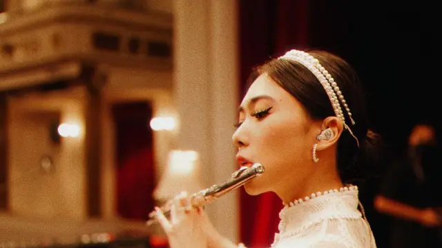 6 Potret Pesona Isyana Sarasvati saat Bermain Alat Musik, Mahir Sejak Kecil