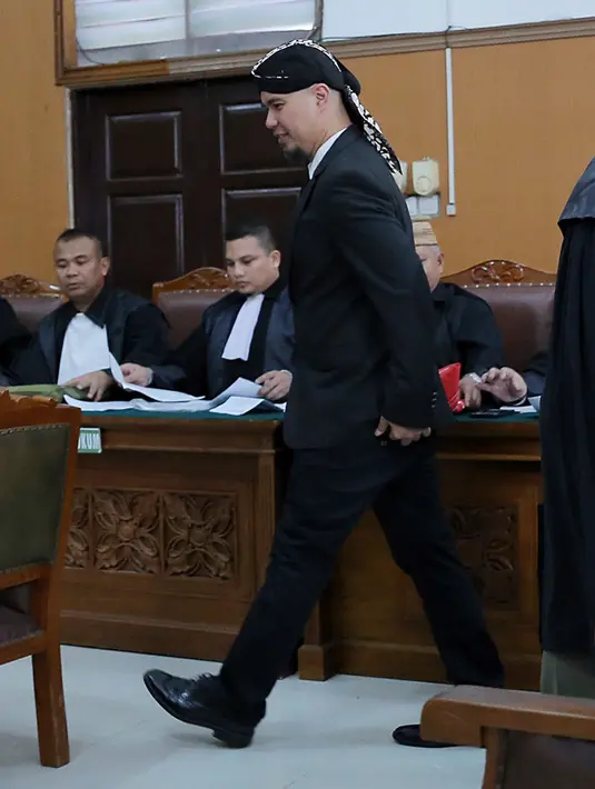 "Jadi selama saya mencari di google. Kok penampilan saya nggak ada yang keren. Makanya saya akhirnya peduli sama penampilan saya, biar pas diketik di google muncul foto keren," kata Dhani di PN. (Deki Prayoga/Bintang.com)