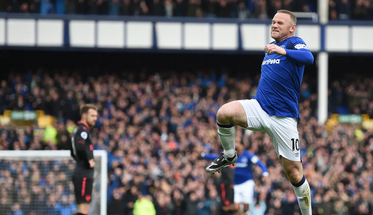 Penyerang Everton, Wayne Rooney (kanan) membuka keunggulan bagi timnya saat melawan Arsenal pada laga Premier League pekan ke-9 di Goodison Park, Liverpool, (22/10/2017). Arsenal menang 5-2. (AFP/Oli Scarff)