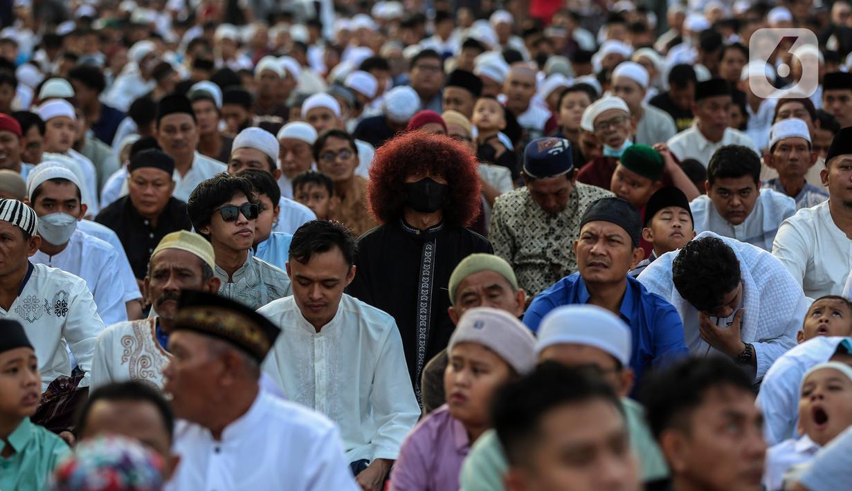 Umat Islam melaksanakan Sholat Idul Fitri 1444 H di Jalan Jatinegara Barat, Jakarta, Sabtu (22/4/2023). (Liputan6.com/Johan Tallo)