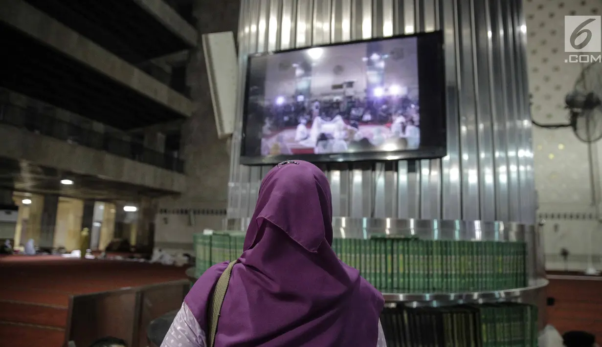 Jemaah menyaksikan akad nikah Vicky Prasetyo dan Angel Lelga lewat layar yang terpasang di Mesjid Istiqlal, Jakarta, Jumat (9/2). Salah satu saksi yang bertindak dalam akad nikah keduanya adalah Vicky Prasetyo, Eko Patrio. (Liputan6.com/Faizal Fanani)