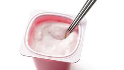 Kandungan gula alami dan protein yang terdapat dalam yoghurt dapat membuat tubuh lebih segar. Terlebih jika Anda mengkonsumsi yoghurt dingin. Selain itu, probiotik bakteri dalam yoghurt bermanfaat untuk sistem pencernaan. (huffingtonpost.com)