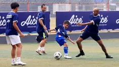 Legenda Timnas Indonesia,Elie Aiboy, bermain sepak bola bersama anak-anak SSB pada acara Dukung Generasi Emas Sepak Bola Indonesia bersama Aice di Pancoran Soccer Field, Jakarta Selatan, Selasa (25/7/2023). (Bola.com/M Iqbal Ichsan)