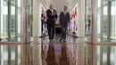 Presiden Joko Widodo (kanan) dan PM Australia Scott Morrison berjalan melalui jalur penghubung saat mereka meninggalkan Dewan Perwakilan di Gedung Parlemen di Canberra, Australia Senin, (10/2/2020). (Tracey Nearmy/Pool Photo via AP)