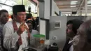 Gubernur DKI Basuki Tjahaja Purnama berbincang dengan salah satu pedangang usai meresmikan kantin Lenggang Jakarta di kawasan IRTI Monas, Jakarta, Jumat (22/5). (Liputan6.com/Herman Zakharia)
