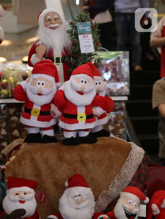 Pernak pernik Natal terlihat di Living World, Tangerang Selatan, Senin (13/12/2021). Jelang perayan Natal sejumlah pusat perbelanjaan dihiasi ornamen Natal yang dijual. (Liputan6.com/Anga Yuniar)